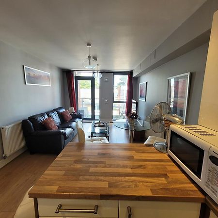 צ'למספורד Lesley Court- A Lovely Spacious 2 Bedroom Apartment By Catchpole Stays מראה חיצוני תמונה